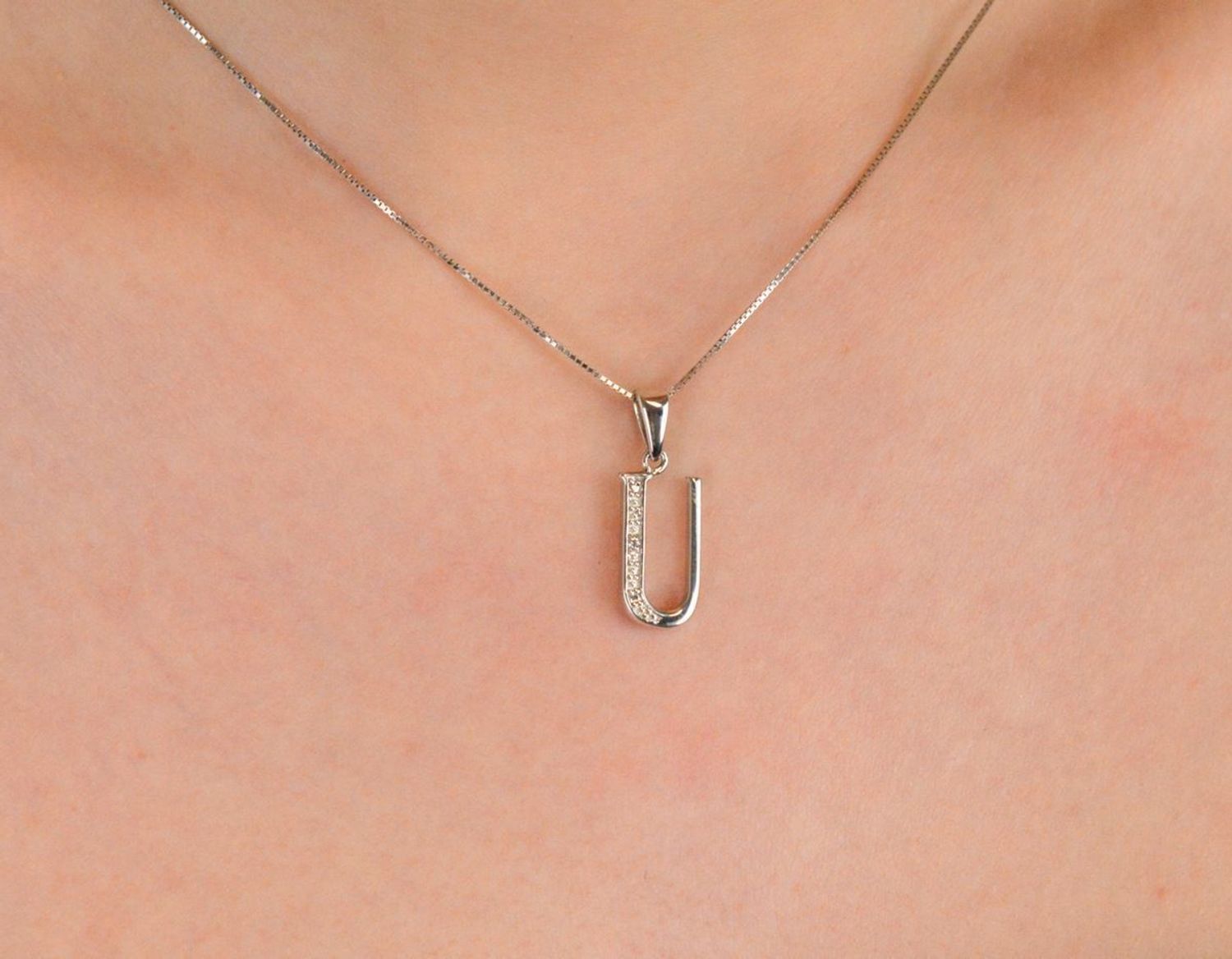 Zawieszka srebrna literka U zdobiona cyrkoniami próba 925, AP012-1795 U Zawieszka w kształcie literki U, wykonana ze srebra próby 925, to doskonały wybór dla tych, którzy pragną połączyć 1.jpg